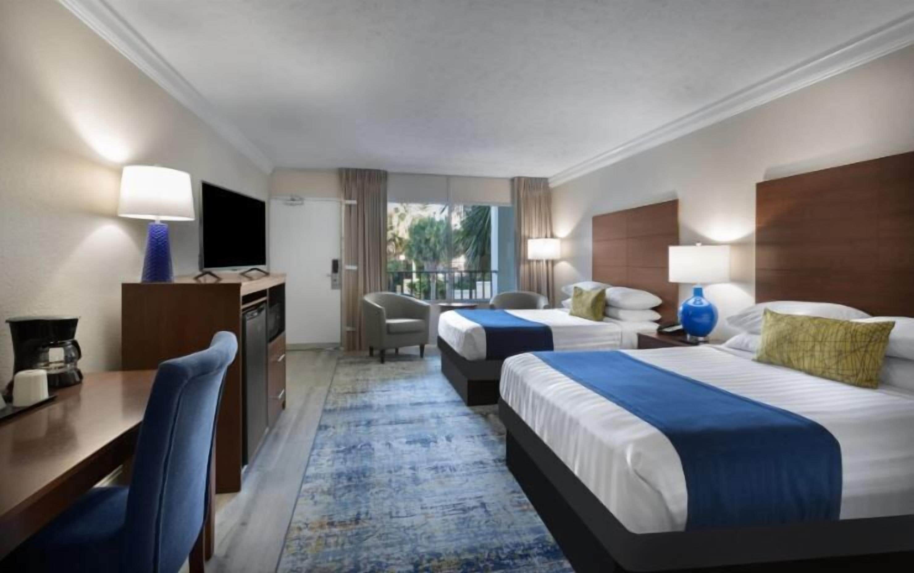 Ropa de cama de alta calidad y caja de seguridad en la habitación 