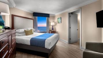 Tower Oceanfront Queen Suite | Roupas de cama premium, cofres nos quartos, cortinas blackout