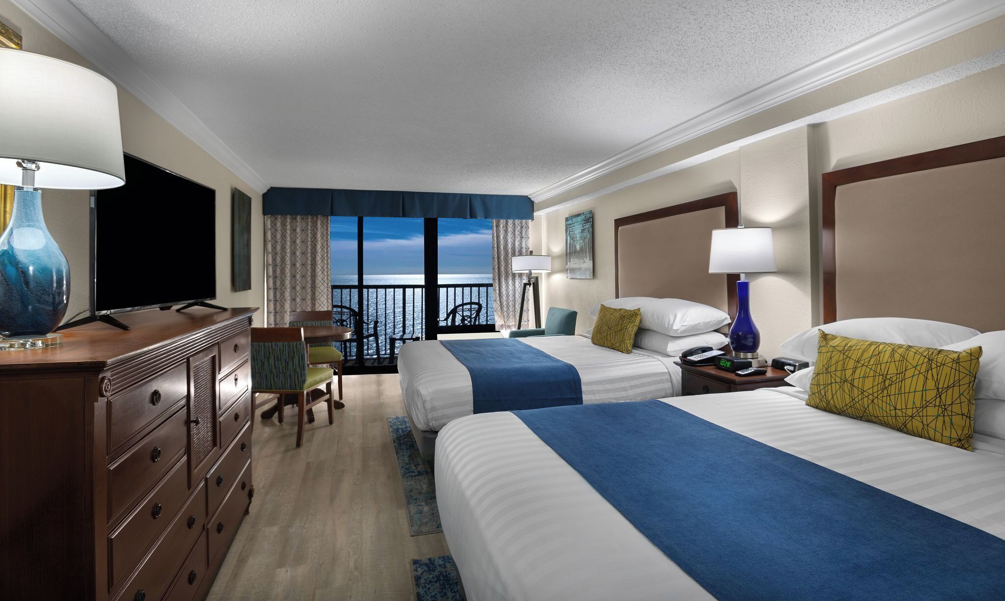 Tower Oceanfront Efficiency - 2 Queen Beds with Kitchen | Literie de qualité supérieure, coffres-forts dans les chambres
