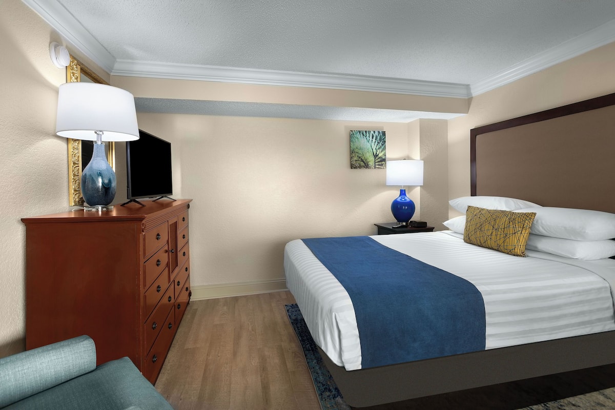 Tower Oceanfront King Suite | 1 bedroom, premium bedding, in-room safe, blackout drapes