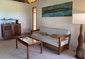 عناصر مجانية داخل الميني بار وخزنة داخل الغرفة ومكواة/لوح كي