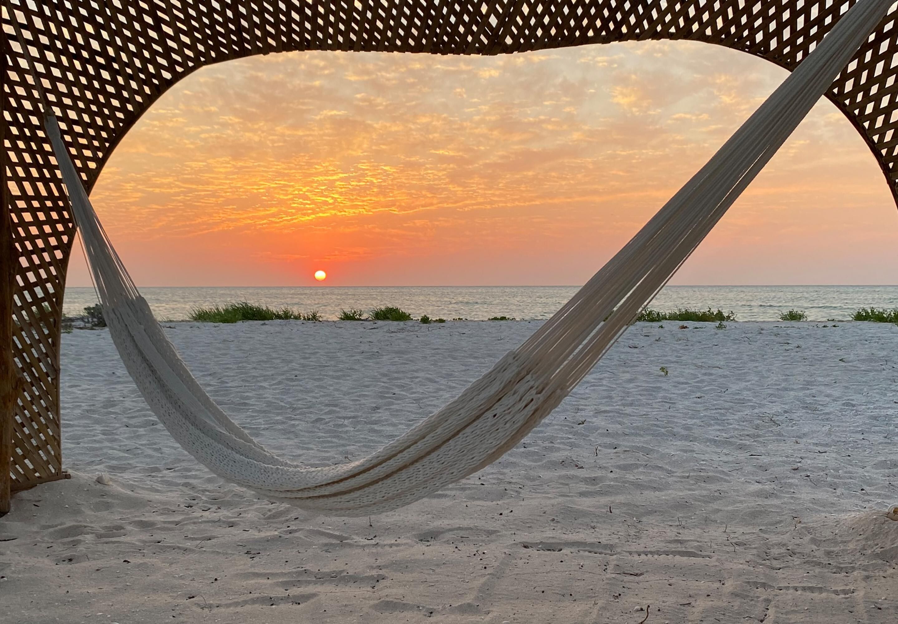 En privat strand, liggestole, badehåndklæder, yoga