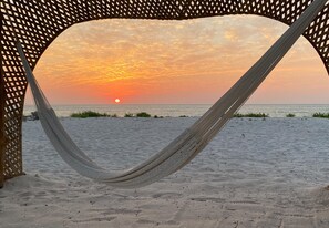 شاطئ خاص، كراسي للتشمس، مناشف للشاطئ، يوجا على الشاطئ