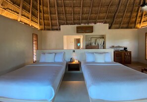 عناصر مجانية داخل الميني بار وخزنة داخل الغرفة ومكواة/لوح كي