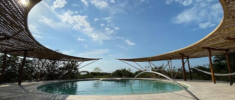 2 piscines extérieures, parasols de plage