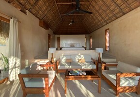 Minibar con artículos gratuitos y caja de seguridad en la habitación