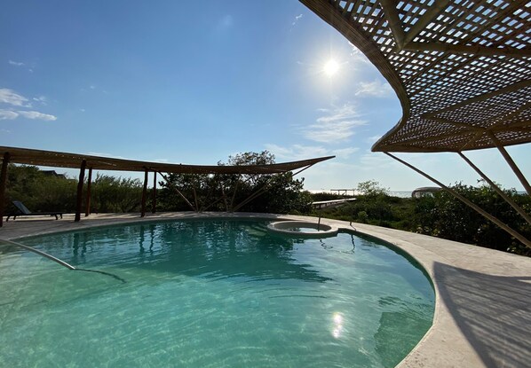 2 piscinas al aire libre, sombrillas
