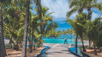 6 outdoor pools, pool loungers