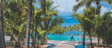6 outdoor pools, pool loungers