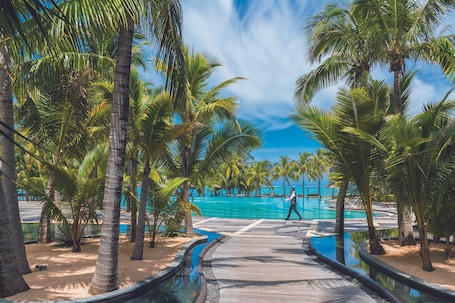 6 outdoor pools, sun loungers