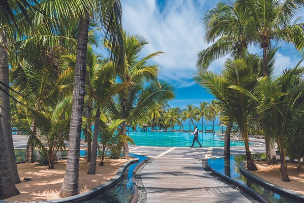 6 outdoor pools, sun loungers
