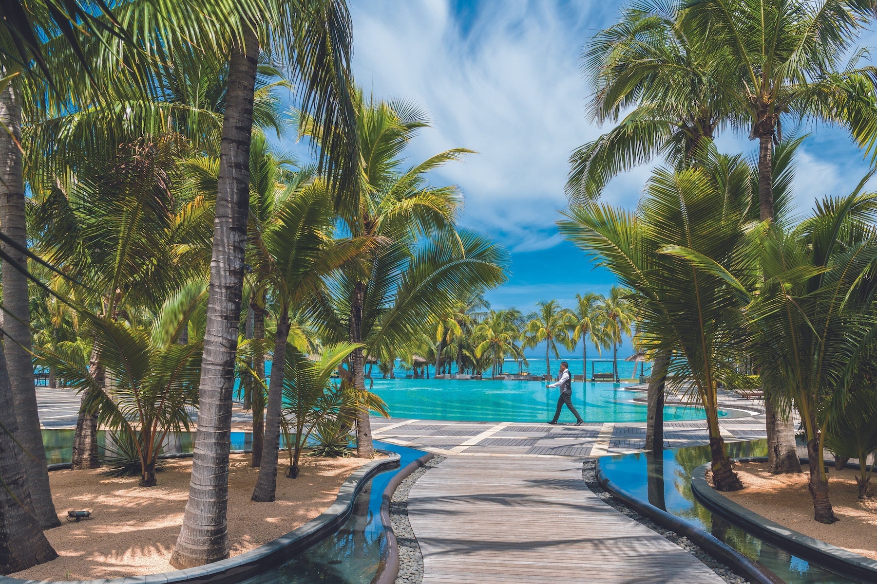 6 piscines extérieures, chaises longues