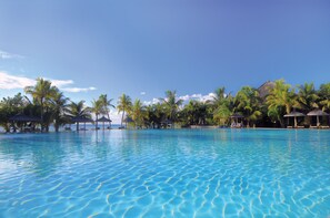 6 outdoor pools, sun loungers - Dinarobin Beachcomber Golf Resort & Spa (Le Morne)