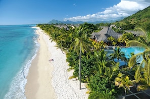 Privatstrand, weißer Sandstrand, Liegestühle, Sonnenschirme