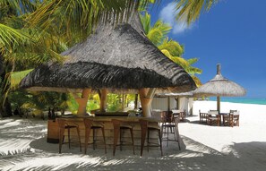 2 bars, bar en bord de piscine
