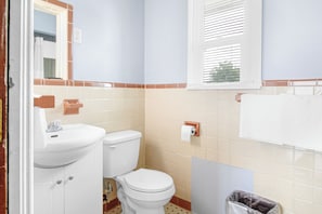 Standard Room, 1 King Bed | Bathroom | Combined shower/bathtub, free toiletries, hair dryer, towels