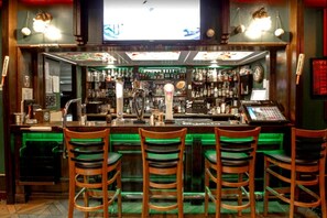 5 bars/lounges, sports bar, pub, wine bar