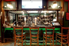 5 bars/lounges, sports bar, pub, wine bar