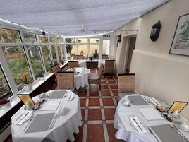 Desayuno completo gratuito y diario