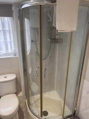 Twin Room, Ensuite | Bathroom | Shower, free toiletries, hair dryer, bathrobes