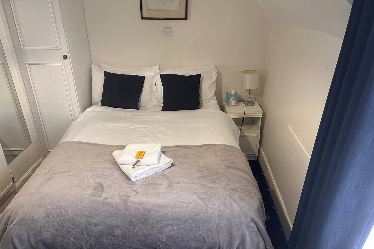 Single Room, Ensuite (Separate private toilet) | Individually furnished, laptop workspace, iron/ironing board, free WiFi