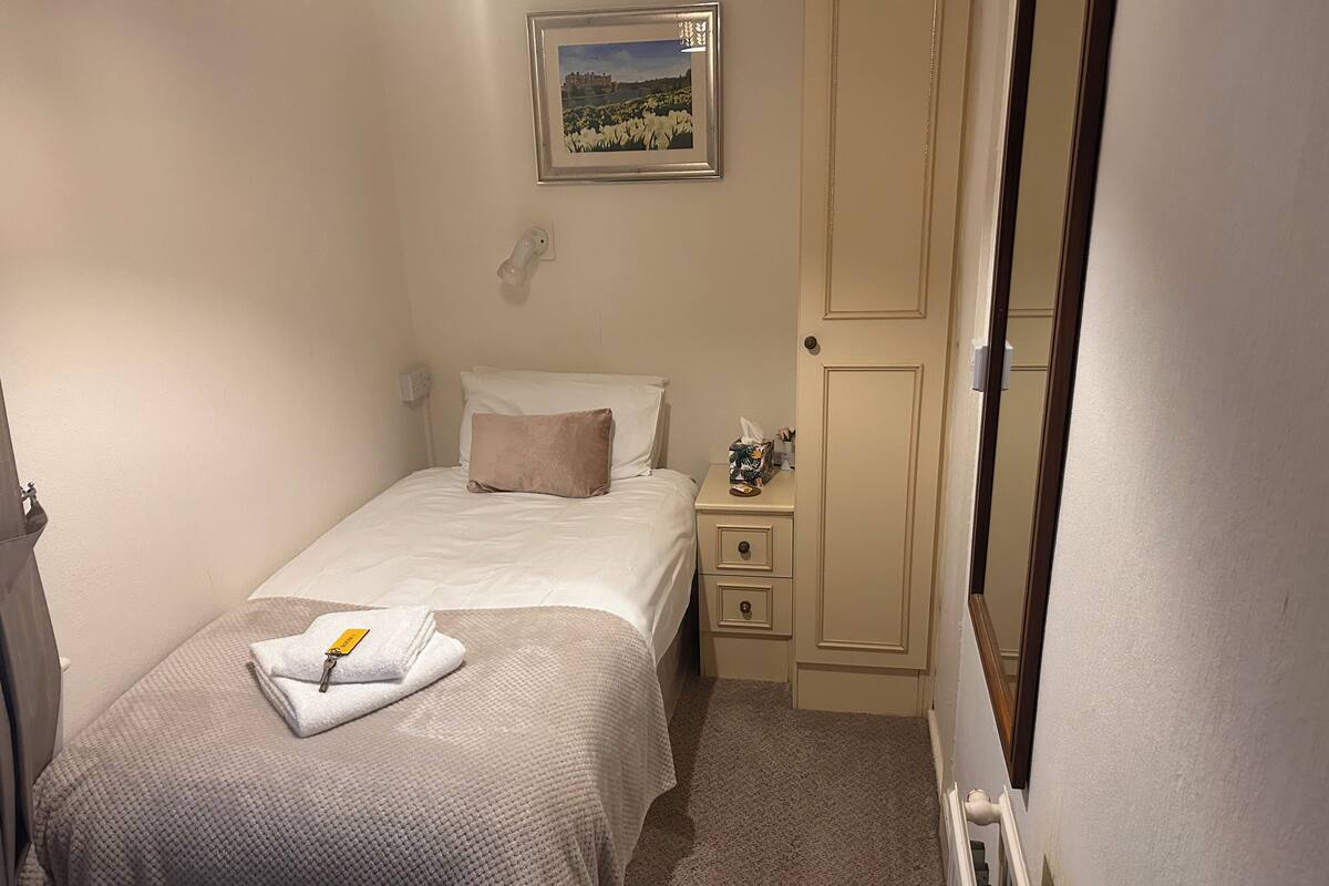 Single Room, Private Bathroom | Individually furnished, laptop workspace, iron/ironing board, free WiFi