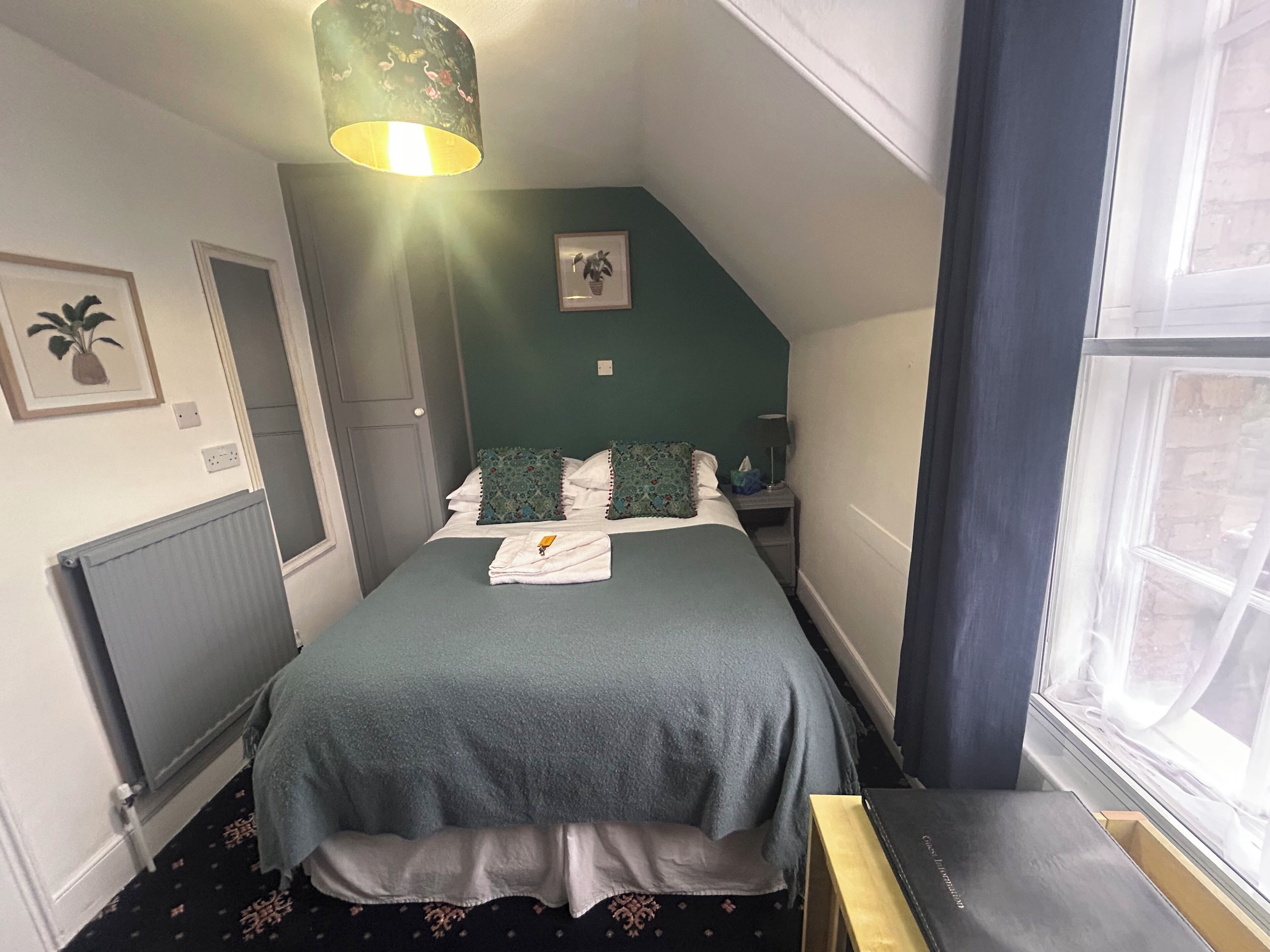 Habitación individual, baño privado (Separate private toilet) | Mobiliario individual y espacio para trabajar con un portátil