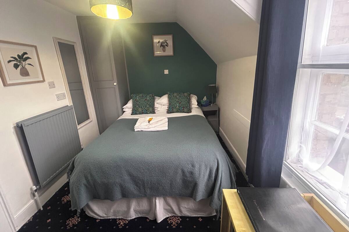 Single Room, Ensuite (Separate private toilet) | Individually furnished, laptop workspace, iron/ironing board, free WiFi