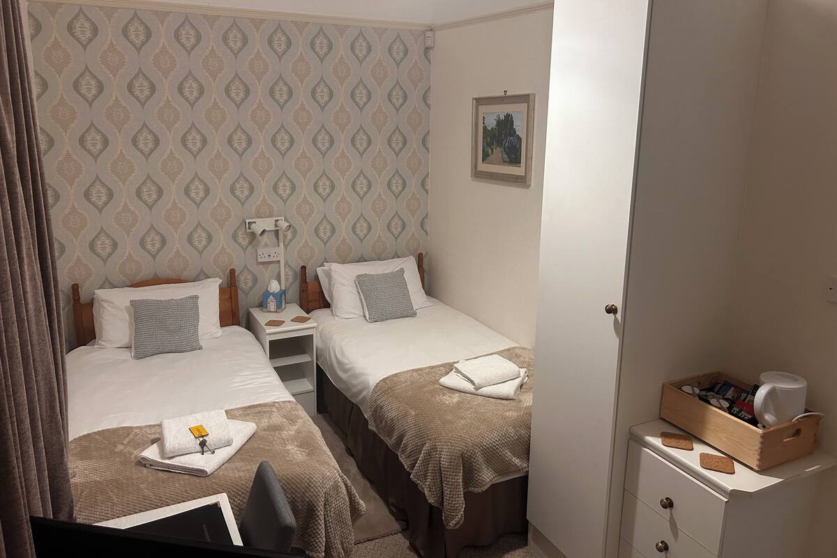 Twin Room, Ensuite | Individually furnished, laptop workspace, iron/ironing board, free WiFi