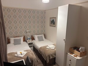 Muebles diferentes y espacio para trabajar con laptop