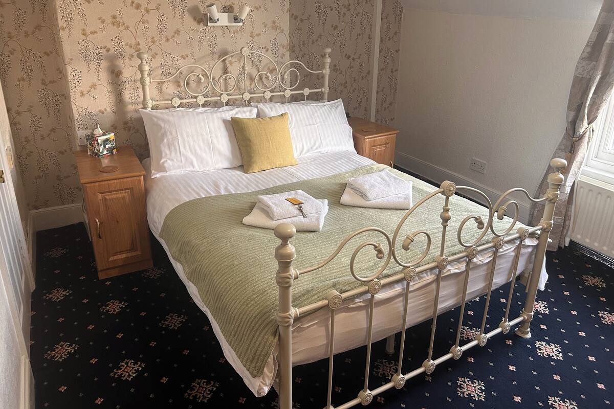 Double Room, Ensuite | Individually furnished, laptop workspace, iron/ironing board, free WiFi