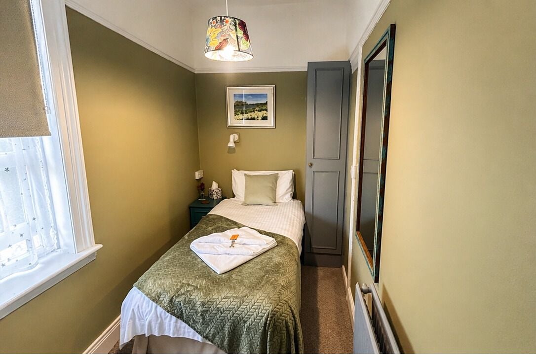 Habitación individual, baño privado | Muebles diferentes y espacio para trabajar con laptop 