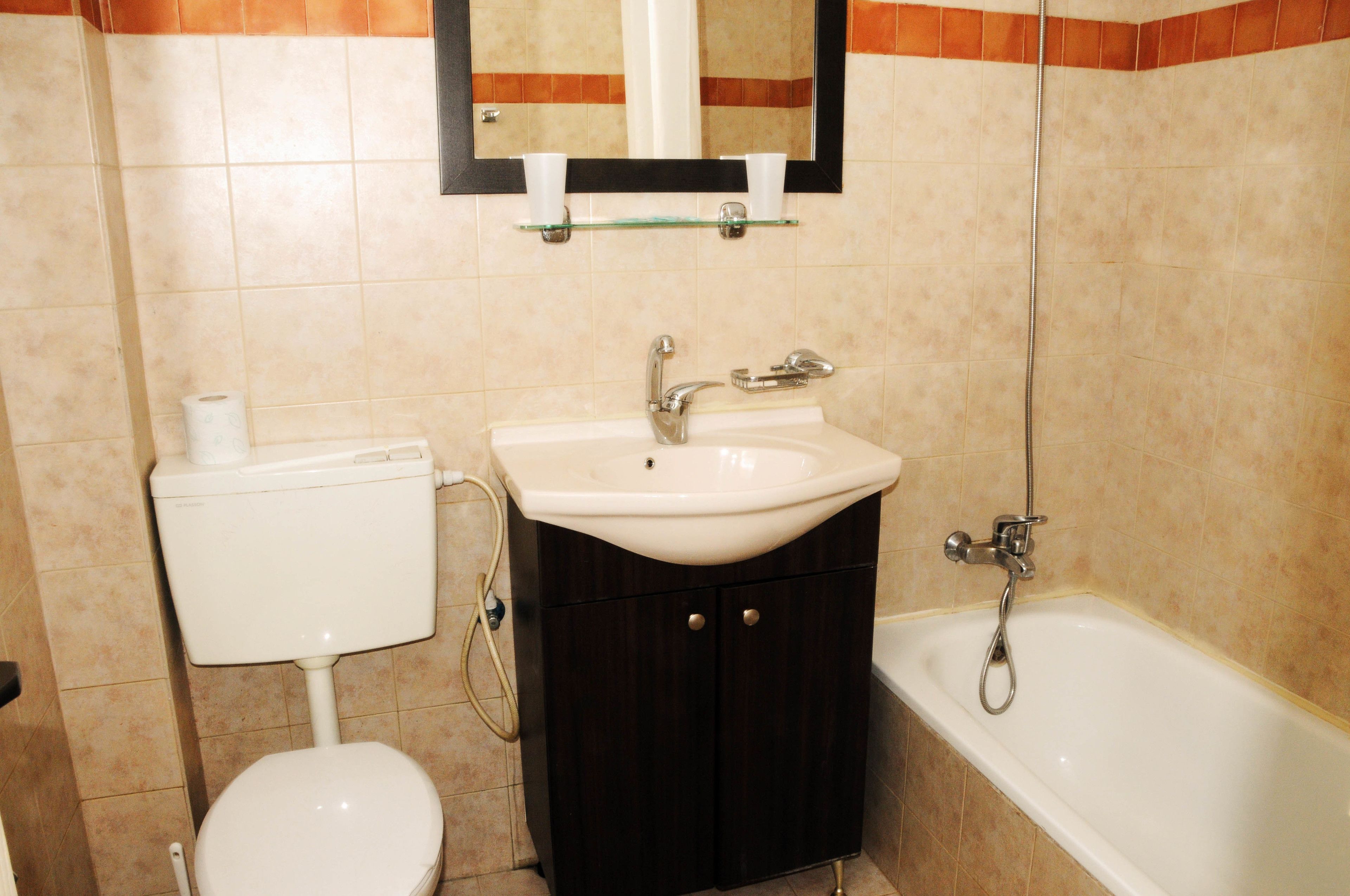 Casa de banho com sanita, lavatório e banheira.