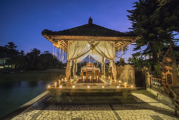 Breakfast, lunch, dinner served; Indonesian cuisine, pool views