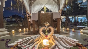 Serveert ontbijt, Indonesische gerechten, uitzicht op de zwembaden