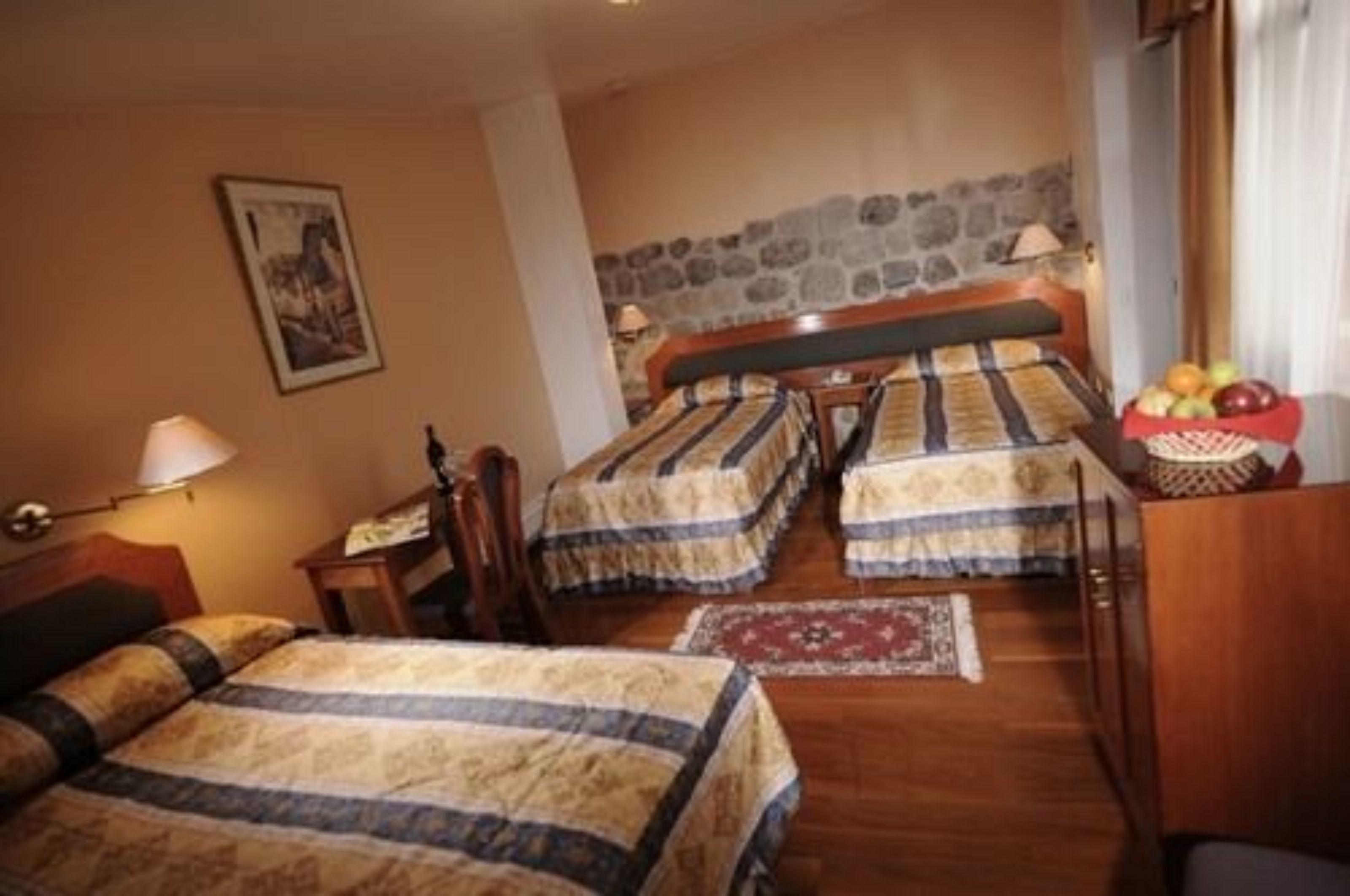 standard room | premium bedding, down duvets, pillow-top beds, minibar