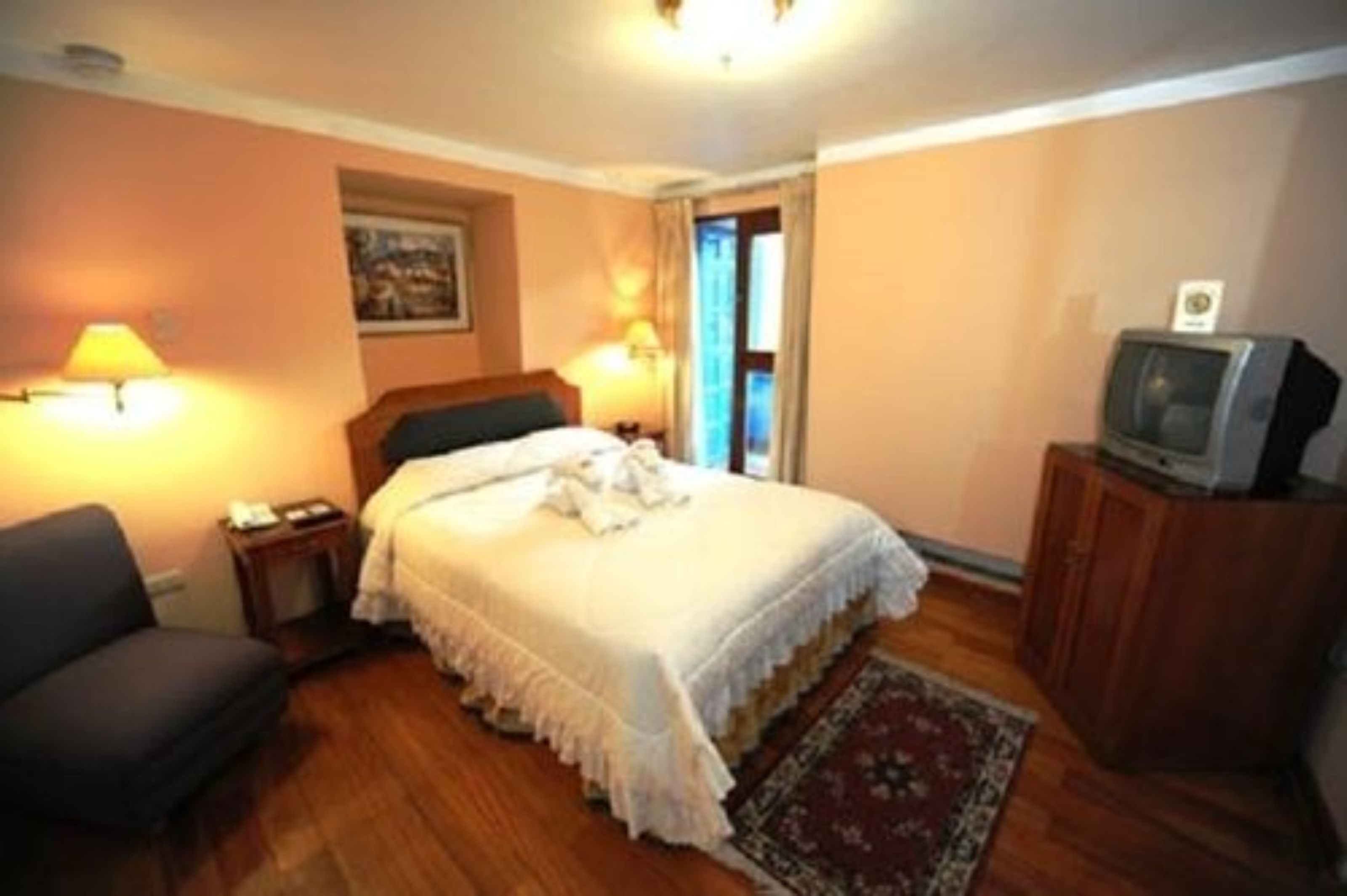 standard room | premium bedding, down duvets, pillow-top beds, minibar