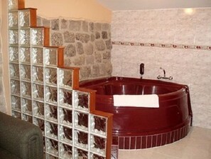 Junior Suite (Suite) | Bathroom | Combined shower/bathtub, deep-soaking bathtub, free toiletries