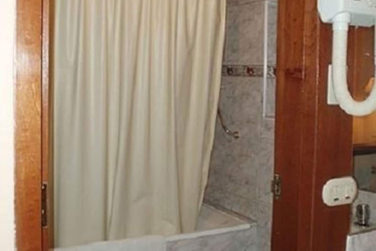 Single Room | Bathroom | Combined shower/tub, deep soaking tub, free toiletries, hair dryer