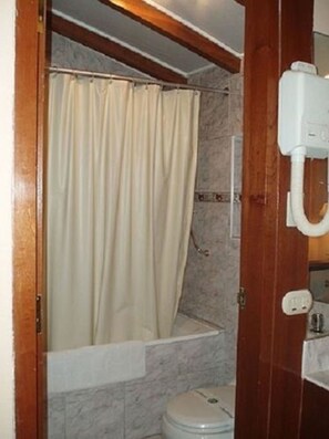 Standard Room | Bathroom | Combined shower/bathtub, deep-soaking bathtub, free toiletries