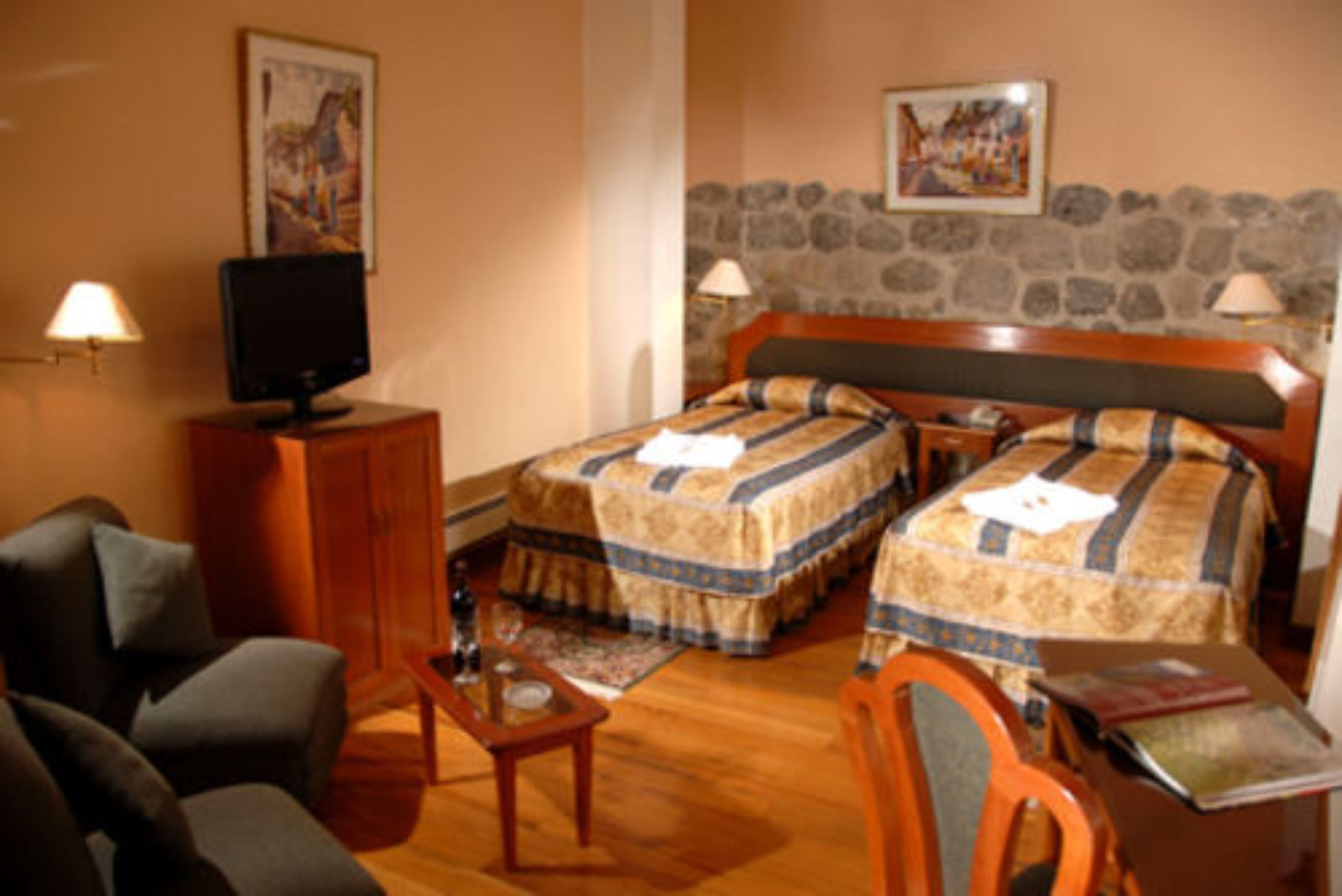 standard room | premium bedding, down duvets, pillow-top beds, minibar