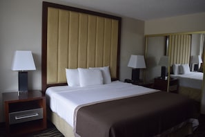 Suite Premium, 1 très grand lit (No Pets Allowed) | Bureau, chambres insonorisées, fer et planche à repasser, Wi-Fi gratuit