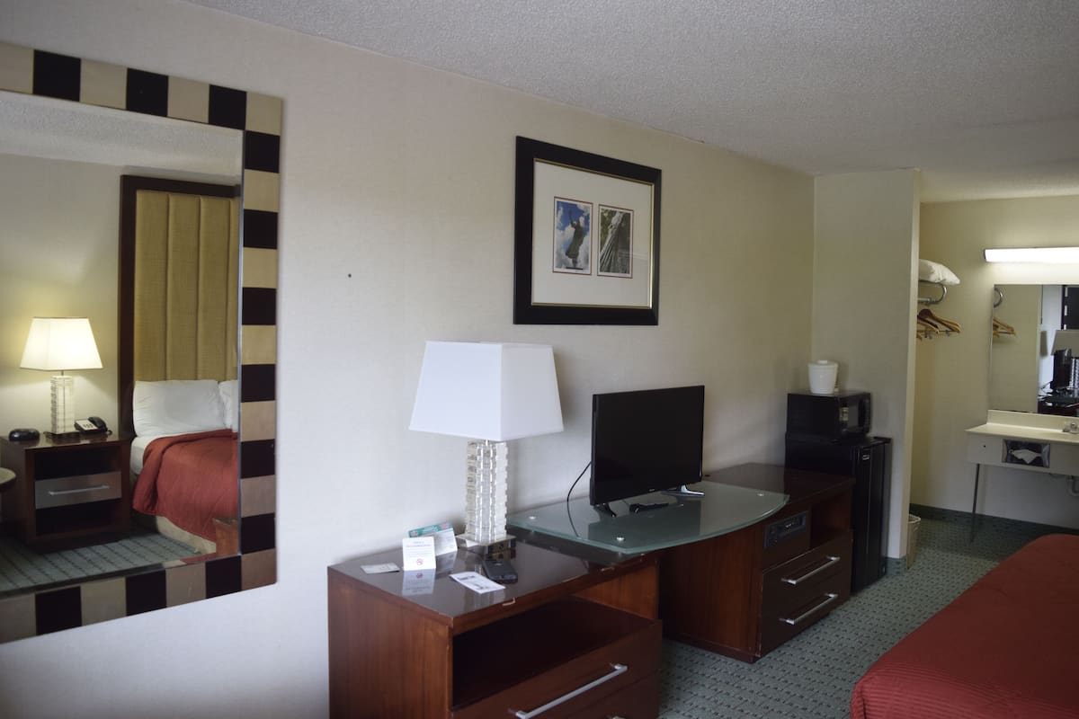 Desk, soundproofing, iron/ironing board, WiFi (free)