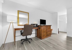 Desk, iron/ironing board, free WiFi, bed sheets - Motel 6 San Francisco, CA – Great Highway (San Francisco)