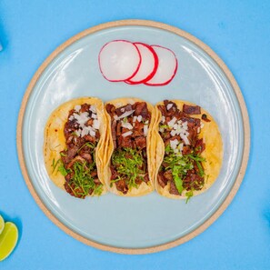 Comida y bebida