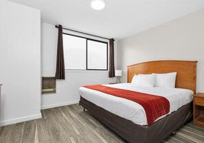 Desk, iron/ironing board, free WiFi, bed sheets - Motel 6 San Francisco, CA – Great Highway (San Francisco)