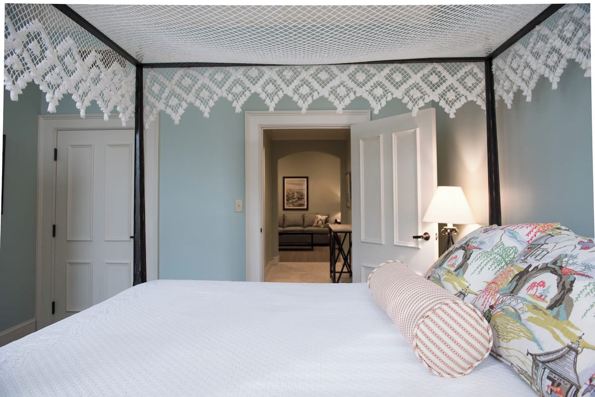 Suite | Hypo-allergenic bedding, in-room safe, individually decorated