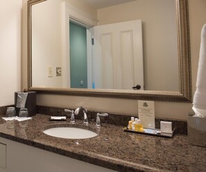 淋浴设施、免费洗浴用品、吹风机、毛巾