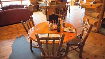 Petit déjeuner, déjeuner et dîner servis sur place