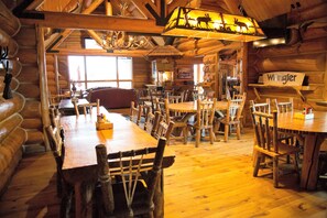 Bar (trong khuôn viên)